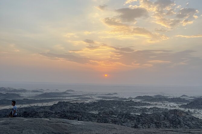 4 Hours Charming Moon Valley Hike Experience in Jeddah - Sunset from the mountain top