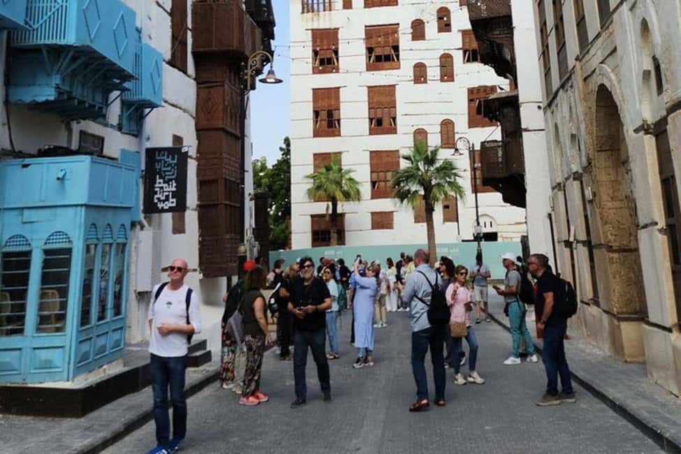 Al Balad Old Town Tour in Jeddah Historical City - Walking through Al Balad’s old neighborhoods
