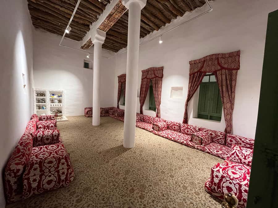Al Masmak Fortress, Murabba Palace, and Souq Al Zal Tour - The guide can make or break the afternoon