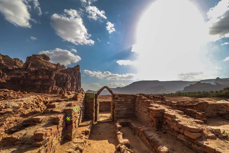 Al-Ula: Dadan & Jabal Ikmah Tour with Optional Pickup - Walking through Dadan’s ancient remains