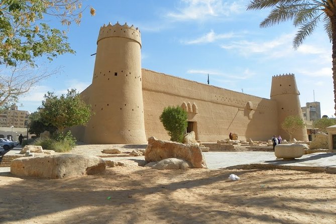 Arrival Transfer: Riyadh Airport RUH to Riyadh by Business Car - What the business car adds