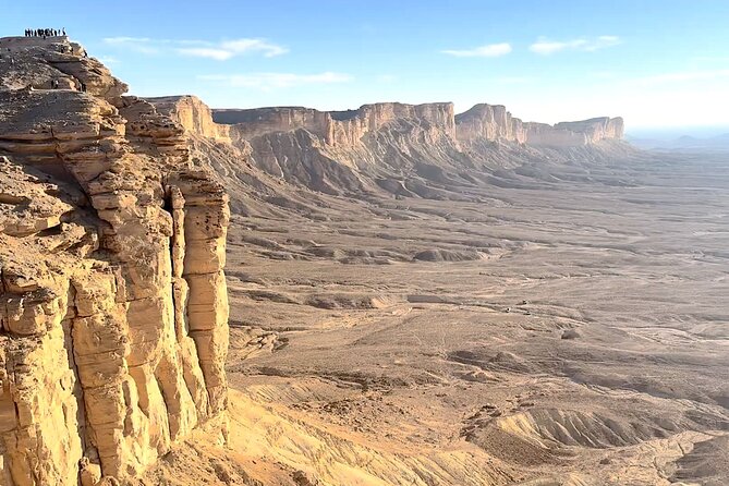 Edge of The World & Deer Reserve Off-road 4x4 Car Tour in Riyadh - Walking the cliff peaks at the Edge of the World