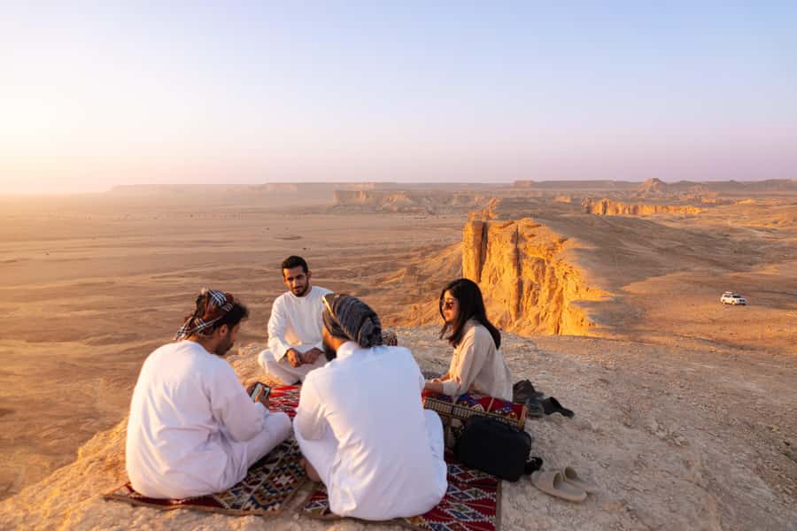 Edge of the World & Keshta Tour (Riyadh) - Hiking toward the 300-meter cliff