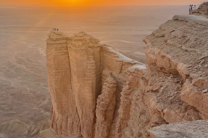 Explore Edge of The World in a Private Trip with Saudi Dinner - Three hours among the cave and cliffs