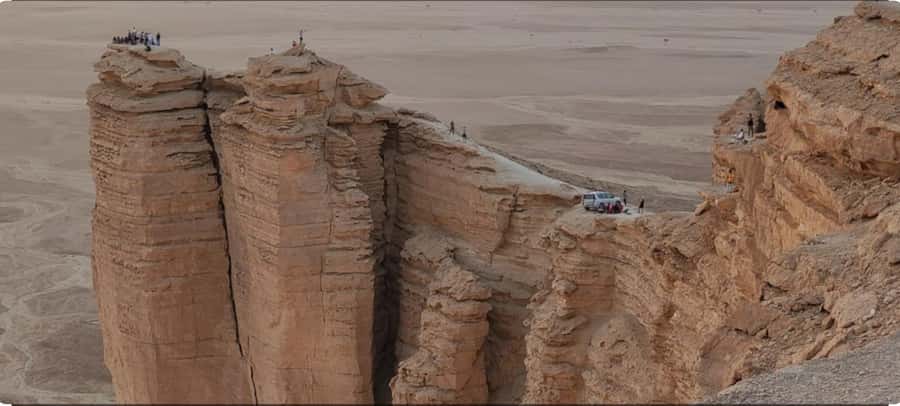 From Riyadh: Tuwaiq Mountains and Najd Plateau Day Trip - Sunset over the open desert