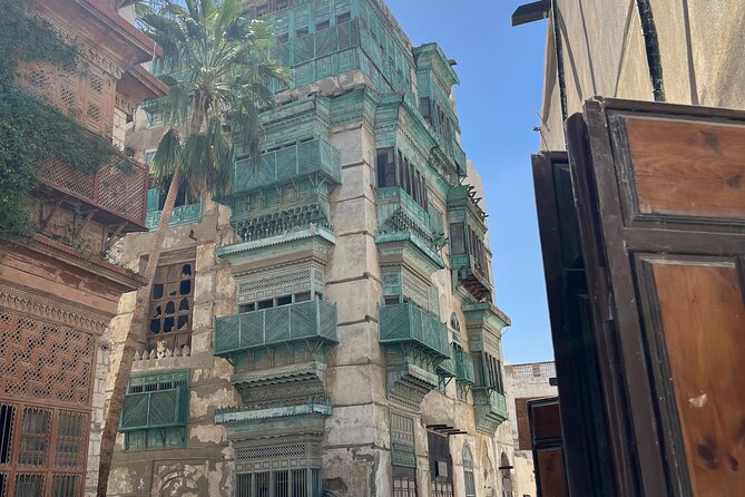 Historical & Heritage Tour in Jeddah Al Balad - What the guide adds to the walking route