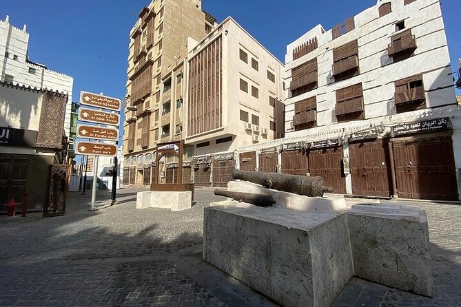 Historical & Heritage Tour in Jeddah Al Balad - Walking the old buildings for one hour