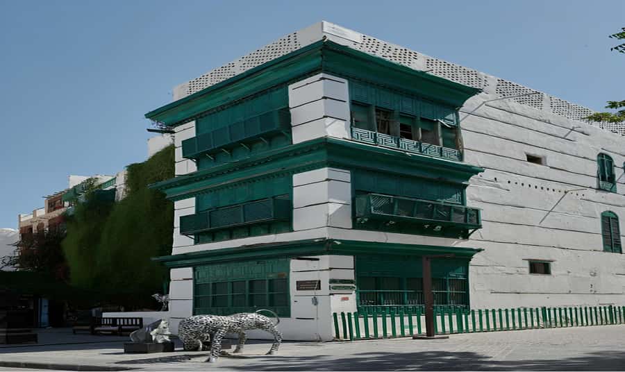 Jeddah: Al-Balad Old Town Historical City Guided Tour - Walking through the traditional quarter