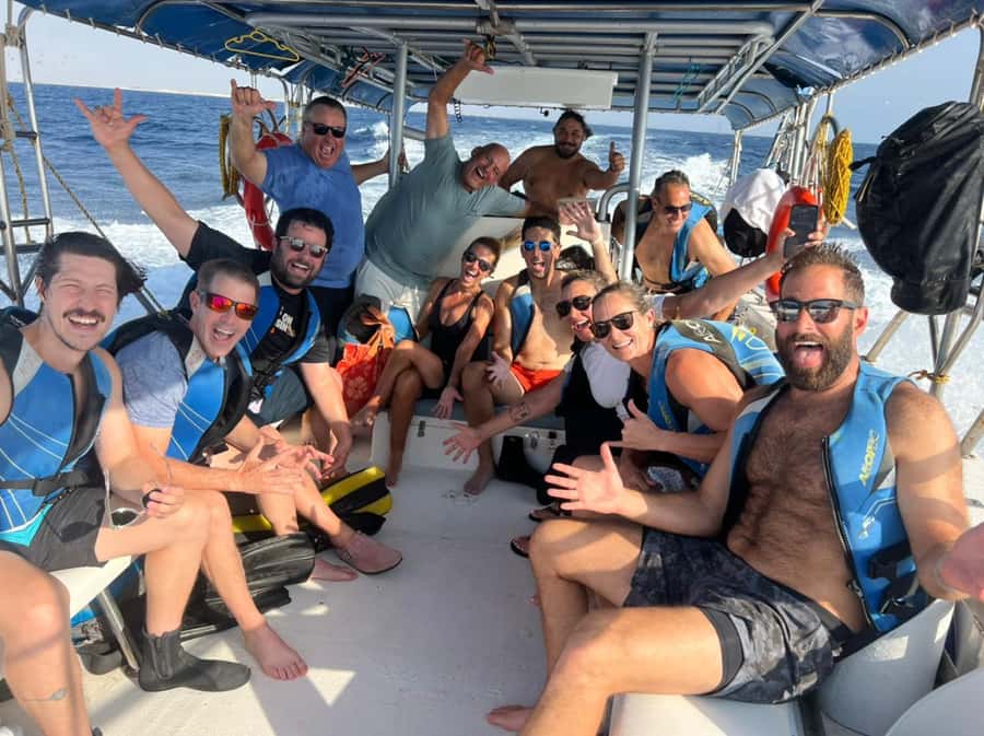 Jeddah: Guided Snorkeling Trip with Snacks and Drinks - The boat ride and onboard setup