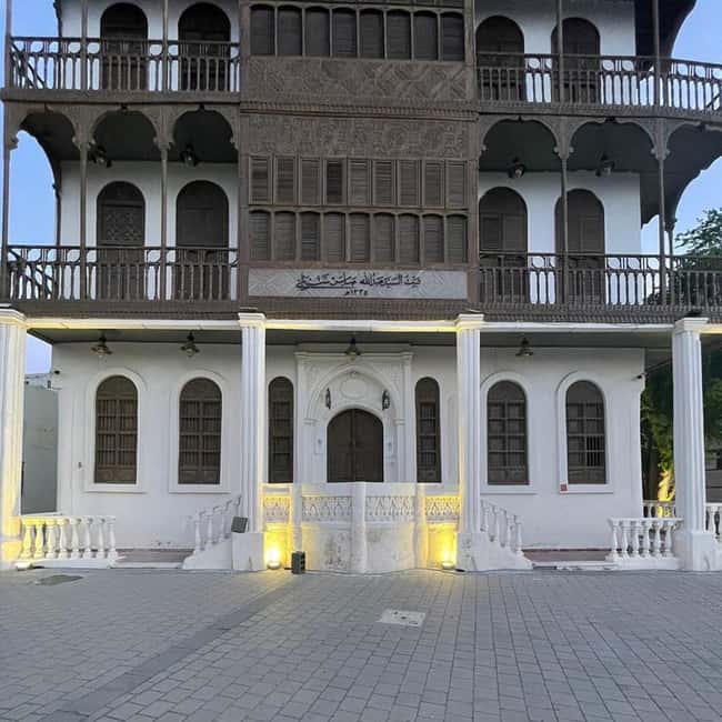 Jeddah: Guided Tour of the Old City Al-balad - Seeing the King Fahd Fountain after dark