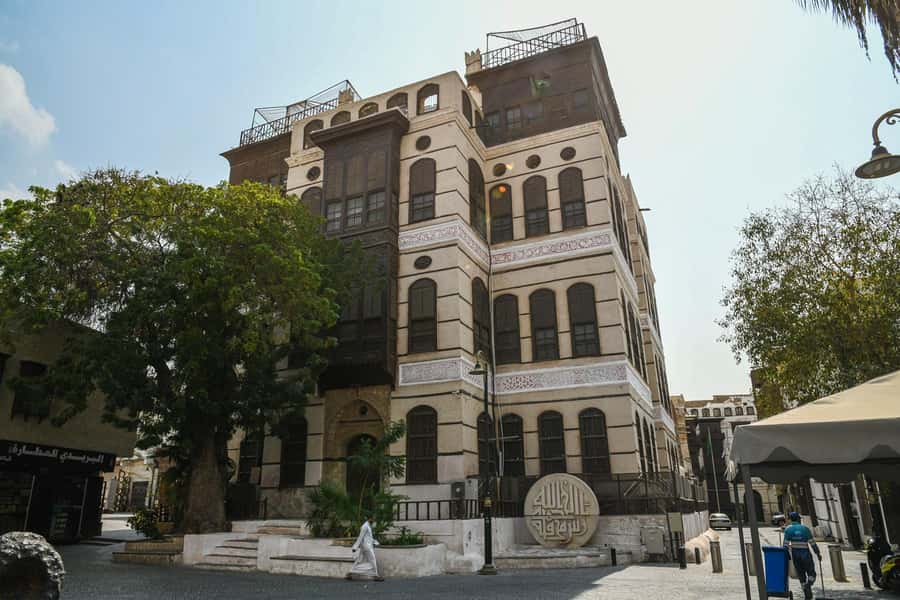 Jeddah : Jeddah’s Traditional Tour - Starting on Tahlia Street, where old and new Jeddah meet