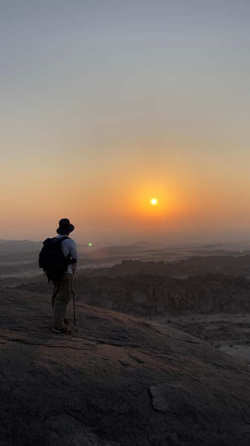 Jeddah: Moon Mountain Guided Hiking Tour with Snacks - What the hike is really like