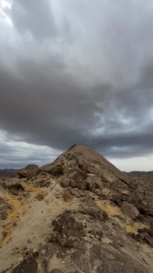 Jeddah: Moon Mountain Guided Hiking Tour with Snacks - Rock formations, viewpoints, and the payoff at the top