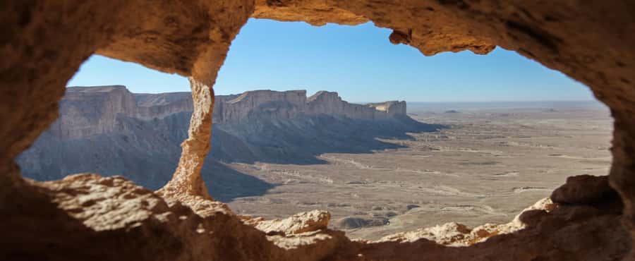 Riyadh Edge of The World and Bat Cave Visit by Bus - What the guide adds to the experience