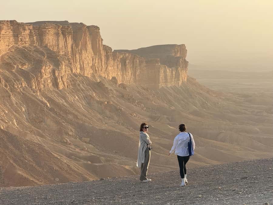 Riyadh: Edge Of The World, camels &Stargazing with 4x4 - Camel farm stop: close encounters, but limited time
