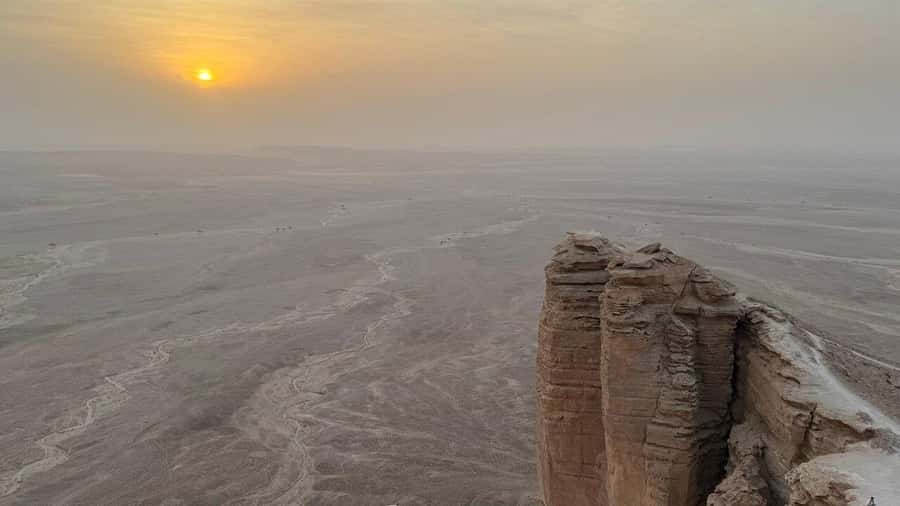 Riyadh: Edge of The World with dinner & Campsite Shared Tour - Guides, language, and the shared-tour feel