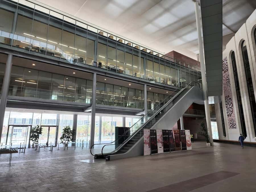 Riyadh: King Fahad National Library Guided Tour - Reading the cuboid building from the outside