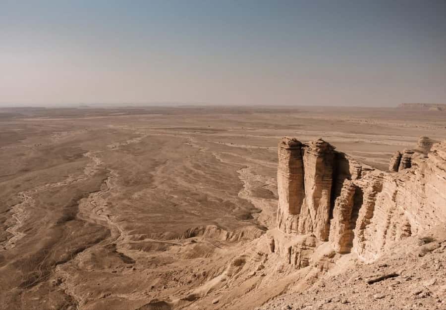 Riyadh: Private Edge of the World & Camel Trail with Lunch - Walking the old camel trail