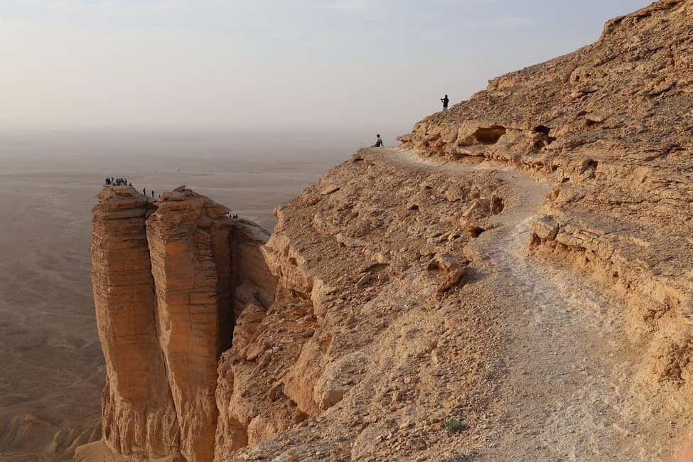 Riyadh Province: Edge of the World Tour Sunset with Dinner - Starting at Saad Square