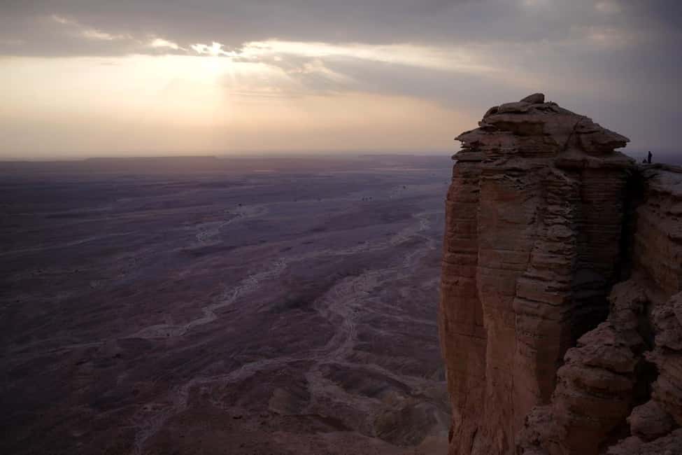 Riyadh Province: Edge of the World Tour Sunset with Dinner - Reaching the Edge of the World before dark