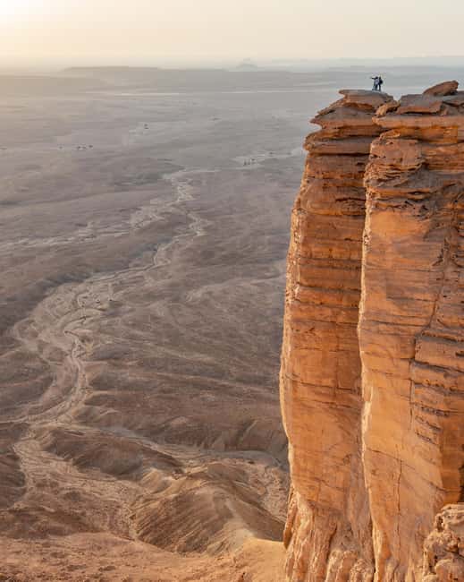 Riyadh Province: Edge of the World Tour Sunset with Dinner - The local café gives the evening a useful start