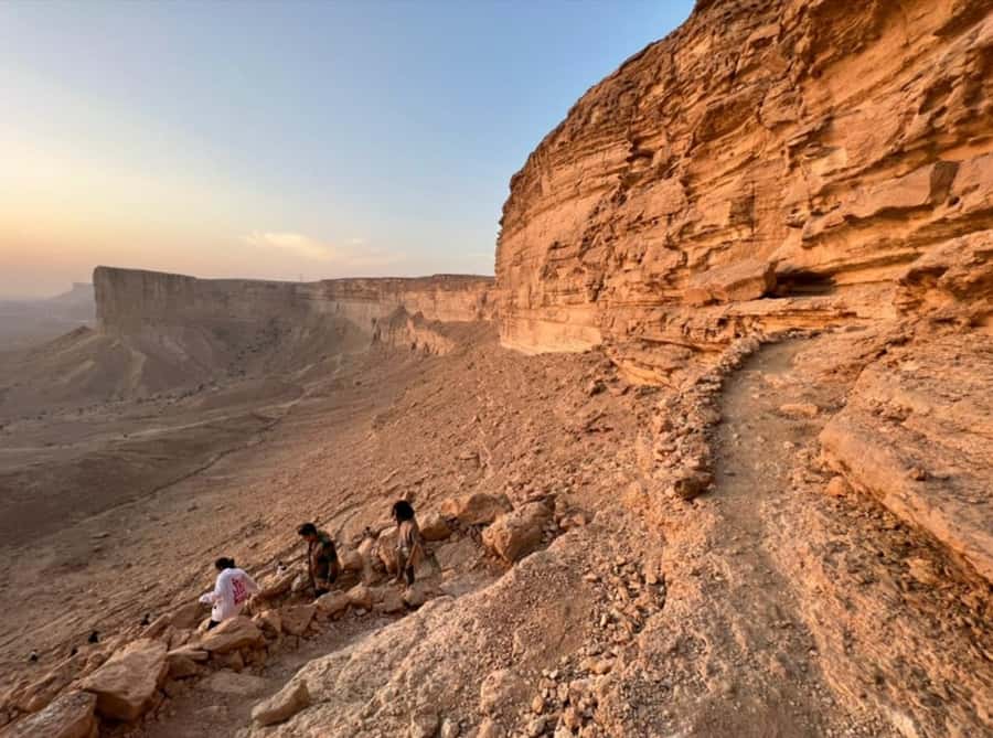 Riyadh: Trip to Edge of the World - The afternoon schedule, from Dunkin to the cliffs